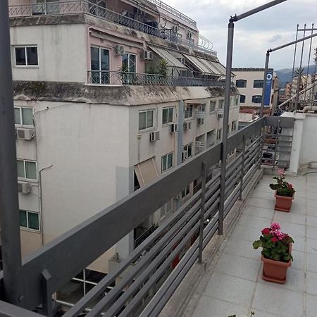Lemon - Happyhostgr - Downtown Apartment Volos Eksteriør billede